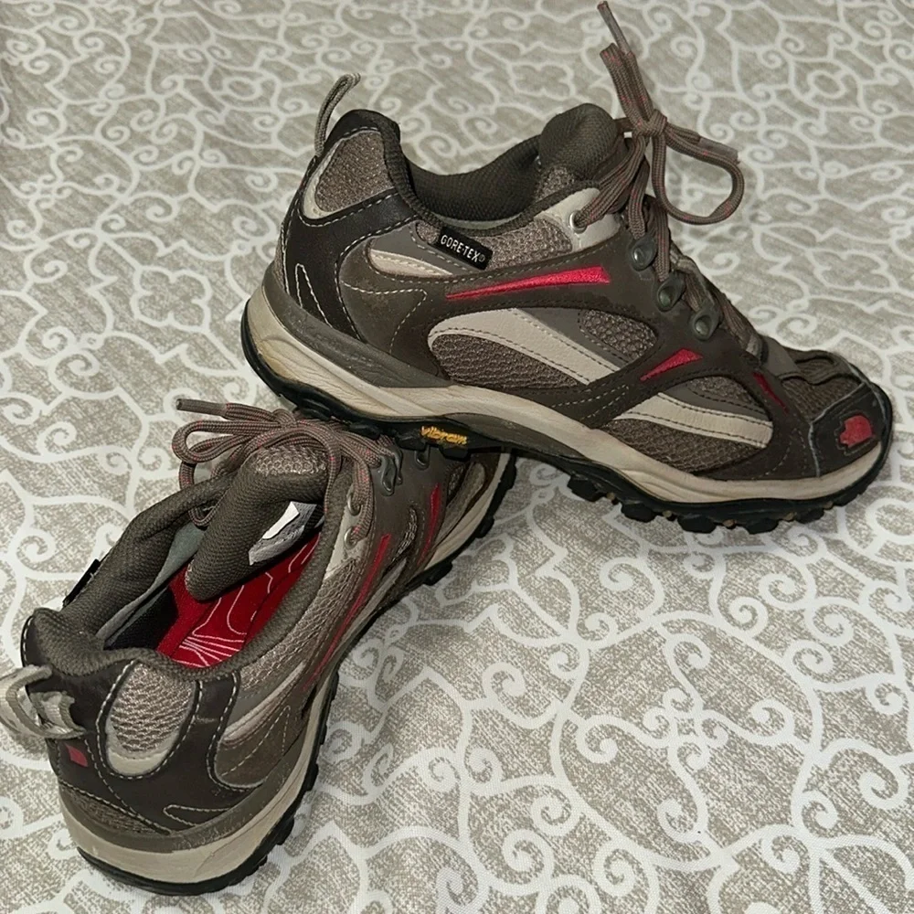 WOMENS sz 7.5 north face shoes gore-tex